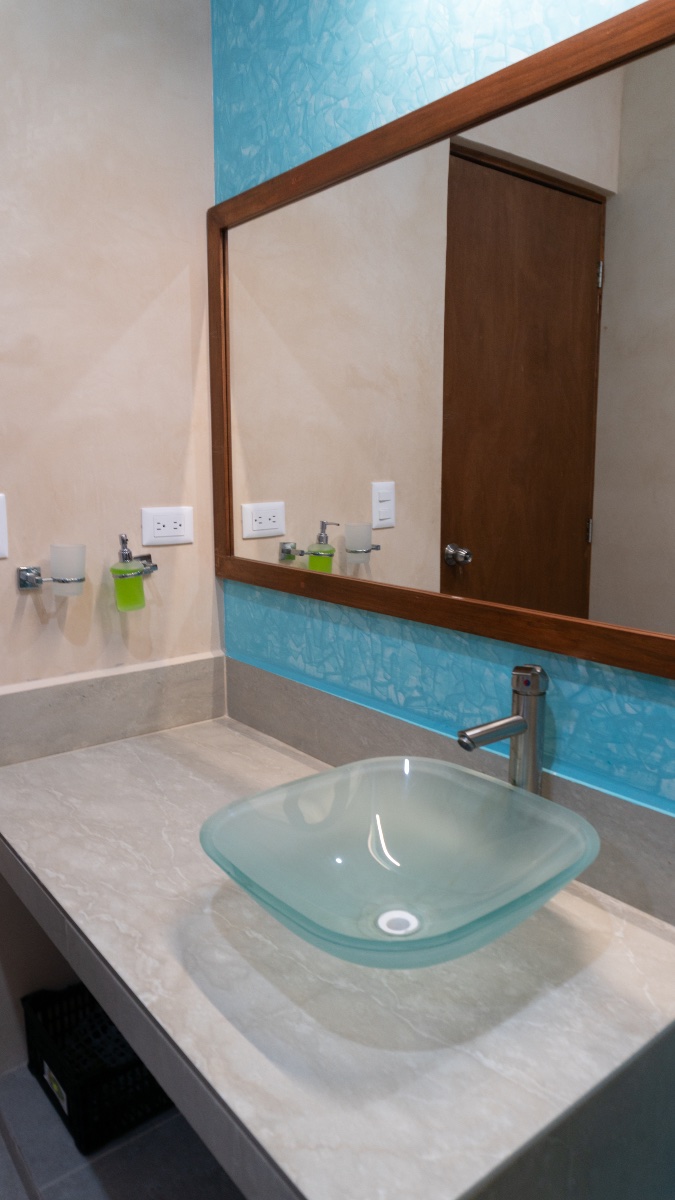 Baño completo de diseño en Kinila Apartments, departamento boutique en Chicxulub