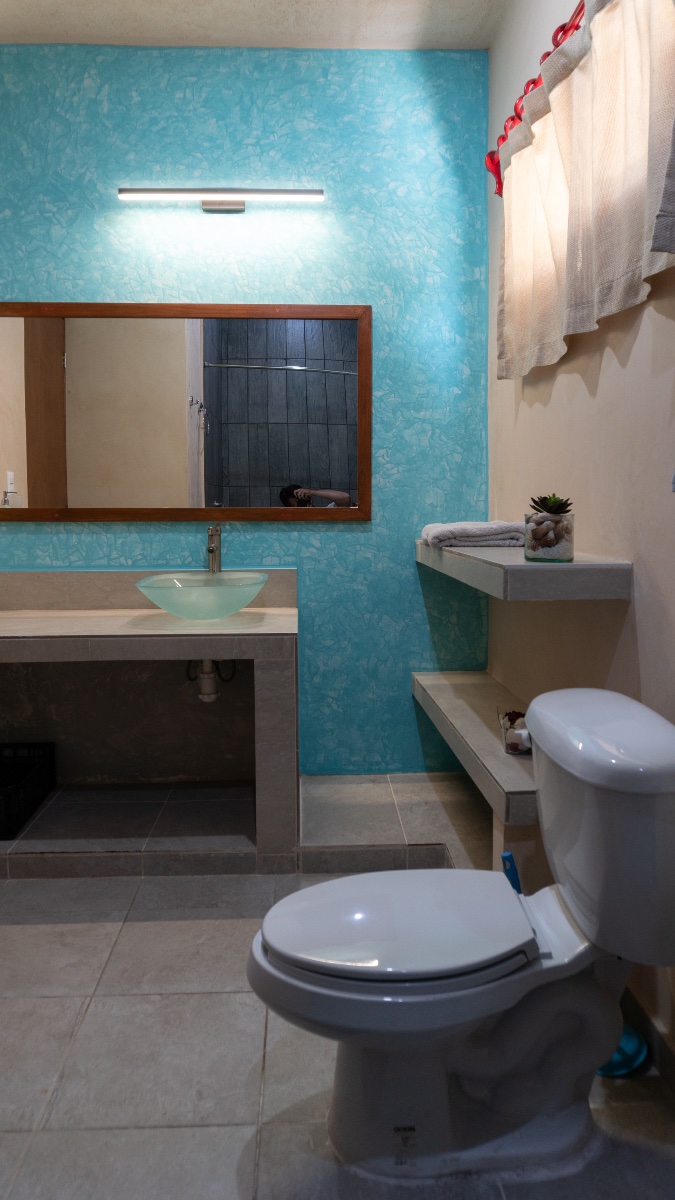 Baño completo de diseño en Kinila Apartments, departamento boutique en Chicxulub