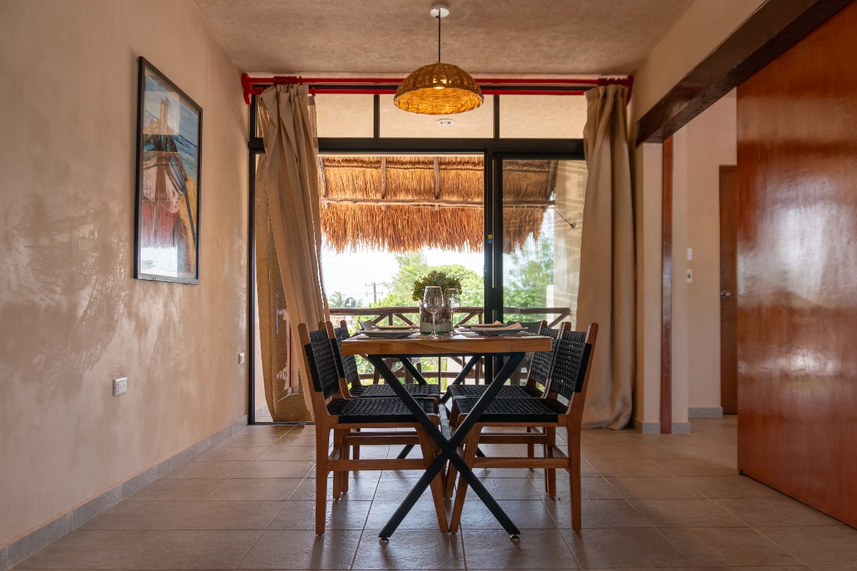 Comedor con vista al exterior en Kinila Apartments, Chicxulub Puerto