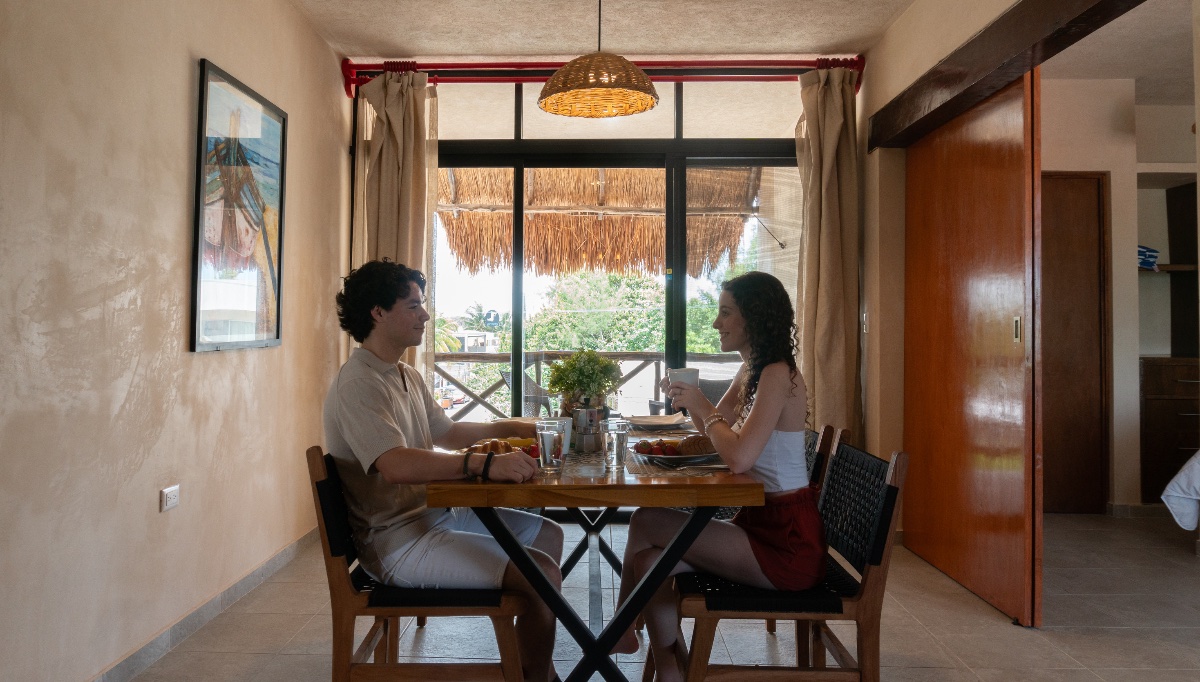 Comedor con vista al exterior en Kinila Apartments, Chicxulub Puerto