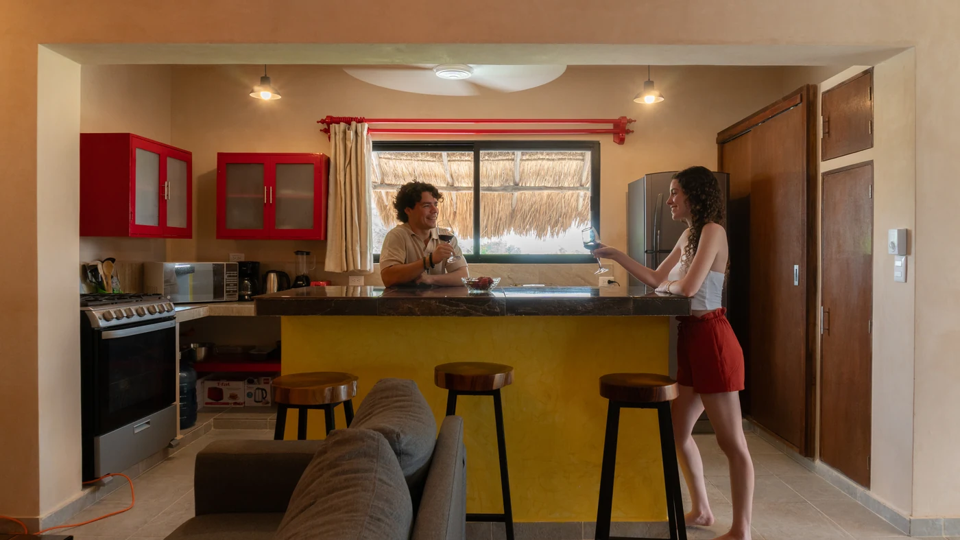 Cocina equipada con isla y vajilla en Kinila Apartments, Chicxulub Progreso