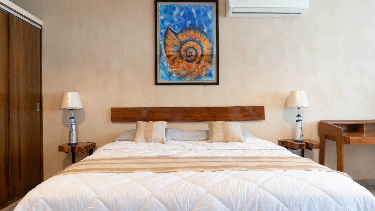 Recámara principal con cama King Size en Kinila Apartments, Progreso Yucatán